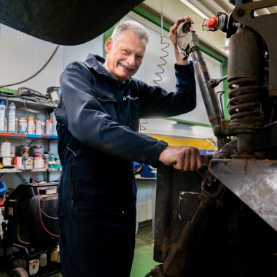 Raymond op zijn werkplaats