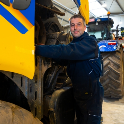 Robin achter een open tractor