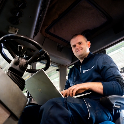 Willis Opdebeeck met een computer